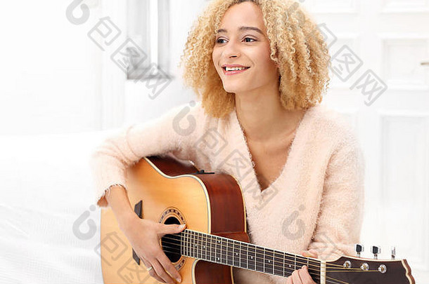 吉他教训声吉他放松玩吉他