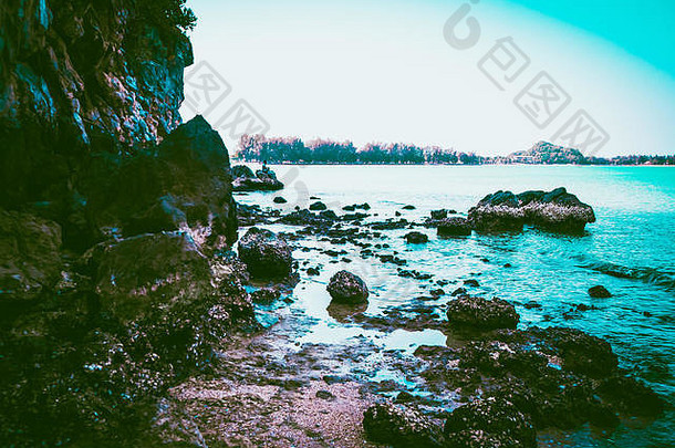 美丽的蓝色的海滩海边海岸岩石石头海景夏天假期概念背景