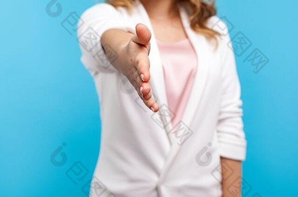 欢迎光临!特写镜头女伸出的手白色夹克给握手热情好客的女商人问候客户会议经理offeri