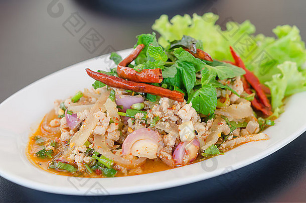 辣的剁碎猪肉吃新鲜的蔬菜板亚洲食物