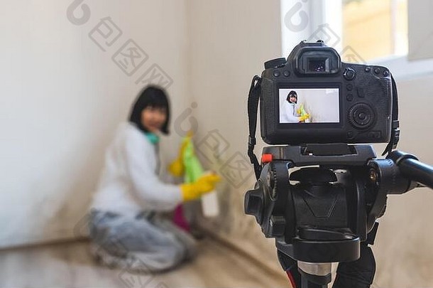 视频相机拍摄女人清洁模具墙喷雾瓶