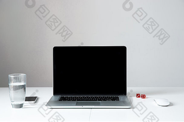特写镜头图像移动PC空白屏幕表格办公室灰色的背景