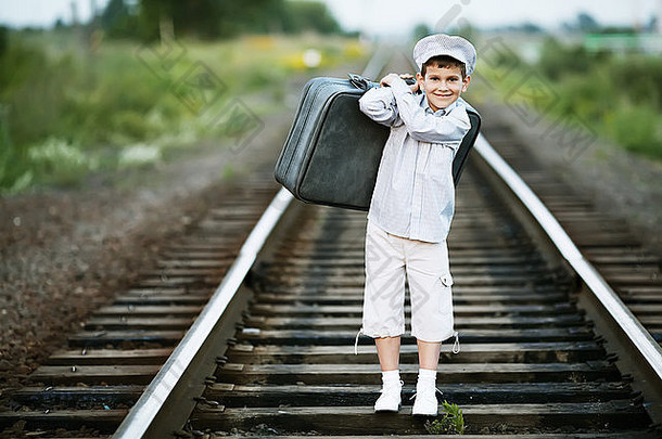 男孩手提箱铁路