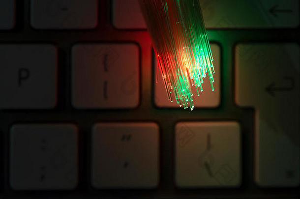 色彩鲜艳的视纤维照亮键盘高速度互联网概念数据转移视纤维电缆群光学纤维发光的
