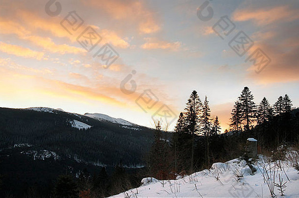 冬天早....山景观乌克兰喀尔巴阡山脉的