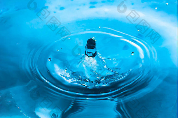 下降水蓝色的水下降水飞溅特写镜头下降水雨关闭