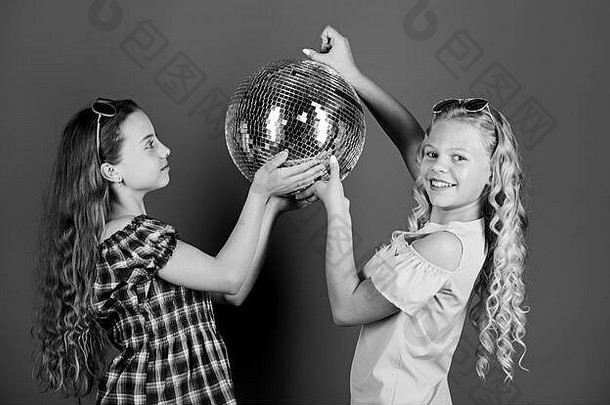 复古的音乐镜子反映灯迪斯科大气假期庆祝活动娱乐概念姐妹朋友迪斯科球让开始聚会，派对快乐的孩子们持有迪斯科球迪斯科舞蹈