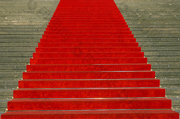 红色的地毯领先的楼梯