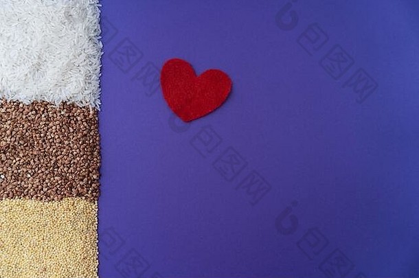 紫色的背景棕色（的）炸布赫小麦黄色的小米红色的心