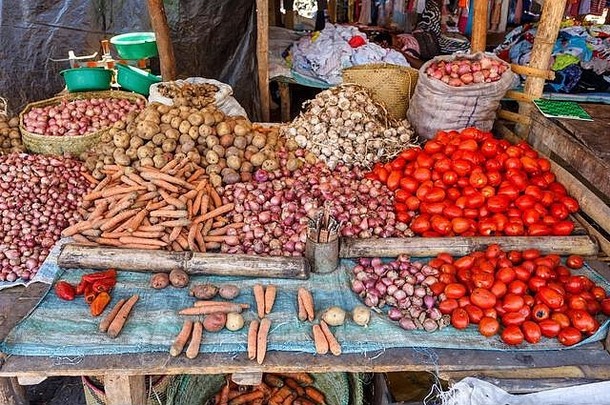 新鲜的蔬菜市场番茄洋葱大蒜土豆胡萝卜马鲁安塞特拉马达加斯加