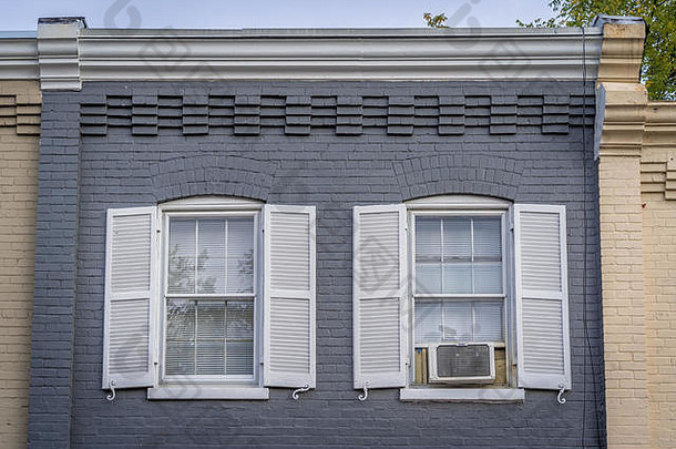 真正的房地产高档奢侈品历史联排别墅外观殖民格鲁吉亚风格对称的双锅窗户黑暗百叶窗黄色的灰色的蓝色的油漆