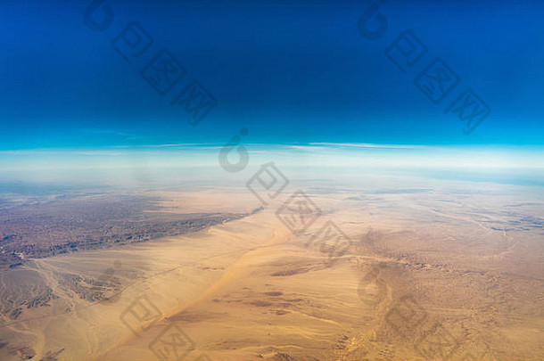 埃及视图飞机沙漠山
