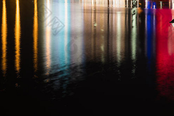 色彩斑斓的反射水街灯
