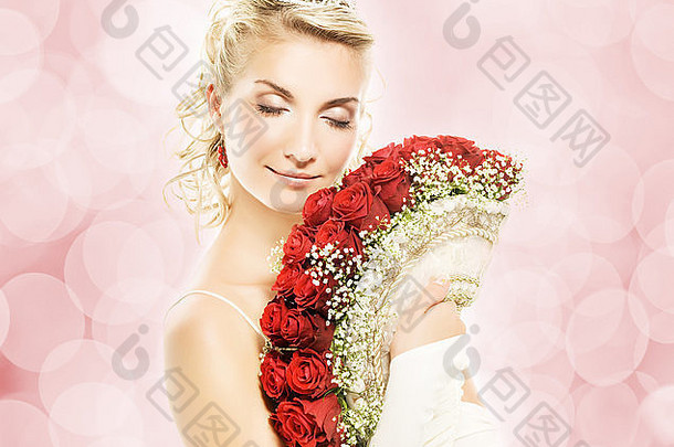 美丽的年轻的新娘奢侈品花束红色的玫瑰