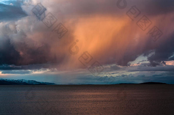 美丽的日落羚羊岛伟大的盐湖遥远的山湖