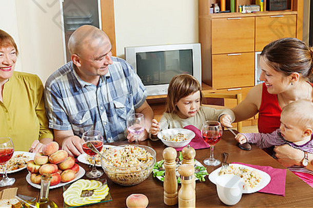 快乐multigeneration家庭沟通假期表格首页室内