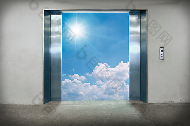 电梯门开放蓝色的天空