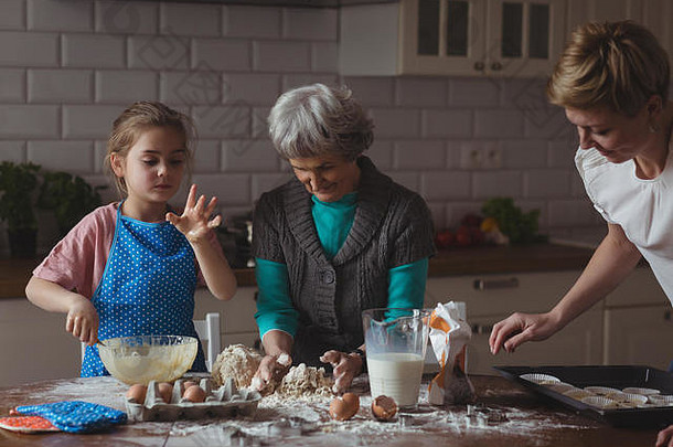multi-generation家庭准备蛋糕厨房