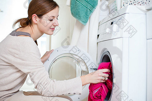 做家务年轻的女人洗衣浅景深颜色健美的图像