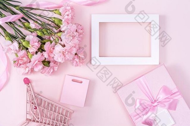 母亲的一天情人节一天背景设计概念美丽的粉红色的康乃馨花花束柔和的粉红色的表格前视图平躺复制空间