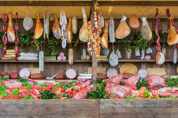 新鲜的食物市场背景生猪肉垂直各种各样的意大利蒜味腊肠香肠