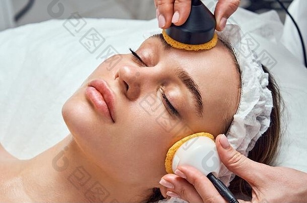 脸皮肤护理特写镜头女人面部水电磨皮剥治疗化妆品美水疗中心诊所九头蛇真空更清洁的