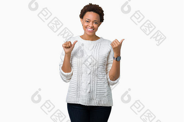 美丽的年轻的非洲美国女人穿毛衣孤立的背景指出回来手拇指微笑自信
