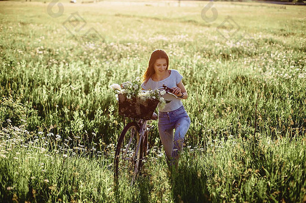 女孩走小狗场自行车回来温暖的阳光明媚的光