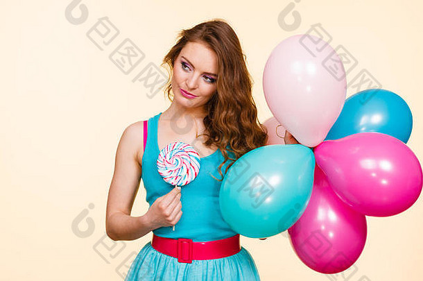 女人有吸引力的快乐的女孩持有色彩斑斓的<strong>气球</strong>甜蜜的棒棒糖手夏天假期庆祝活动幸福概念工作室拍摄