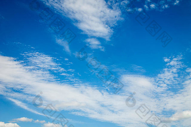 蓝色的白色多云的天空背景自然纹理