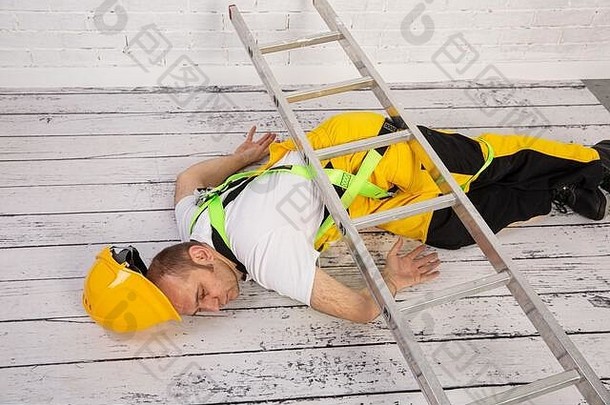 建设事故不可避免的遵守职业安全健康规定秋天梯