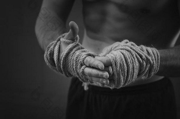 特写镜头年轻的泰国拳击手手麻绳子包装战斗培训黑色的白色风格