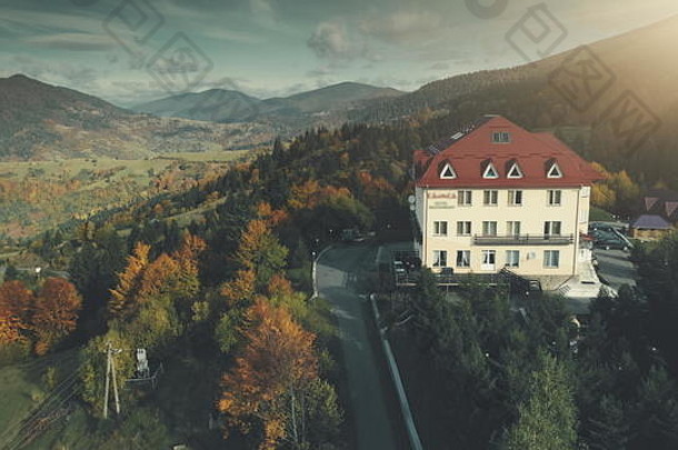 喀尔巴阡山脉的高山酒店空中视图色彩斑斓的高地秋天森林全景概述山农村谷自然风景旅行旅游假期放松无人机飞行