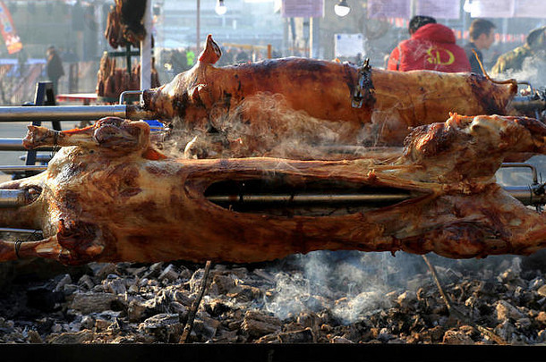 传统的保加利亚烤羊肉猪肉烧烤烤肉开放火煮熟的特殊的