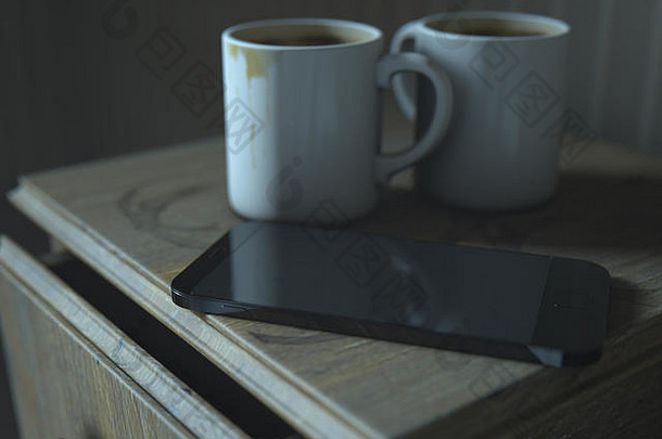 真正的生活概念场景显示床上一边表格脏咖啡杯子通用的智能手机晚上渲染