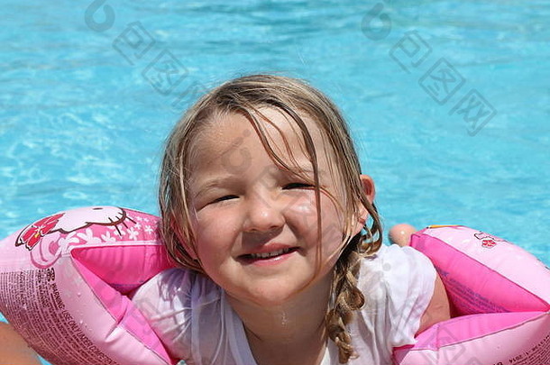 7月calis)火鸡年轻的女孩穿臂章浮选艾滋病游泳池假期calis)火鸡7月