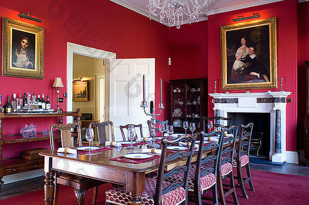 古董桃花心木表格椅子红色的餐厅房间照明大绘画