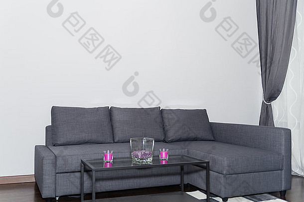 生活房间斯堪的那维亚风格室内灰色的沙发上玻璃咖啡表格地毯形式国际象棋表格舒适的角落里