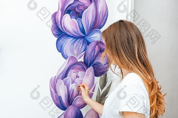 艺术家设计师年轻的女孩艺术家油漆墙在室内室内设计有创意的过程