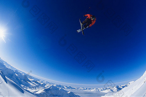 滑雪跳蓝色的天空