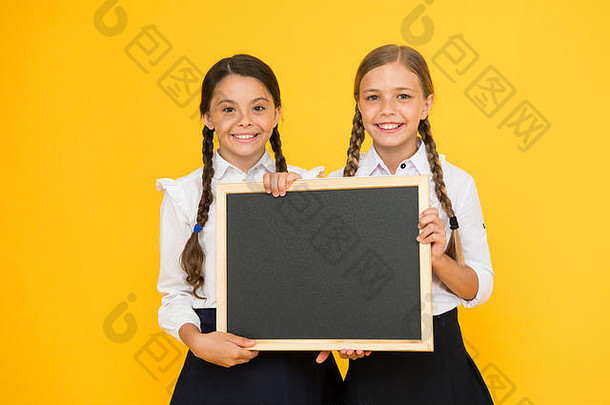 学生社区学校时间表学校公告概念检查学校女孩可爱的学生持有黑板上复制空间同学们倡议团队黄色的背景加入学校俱乐部