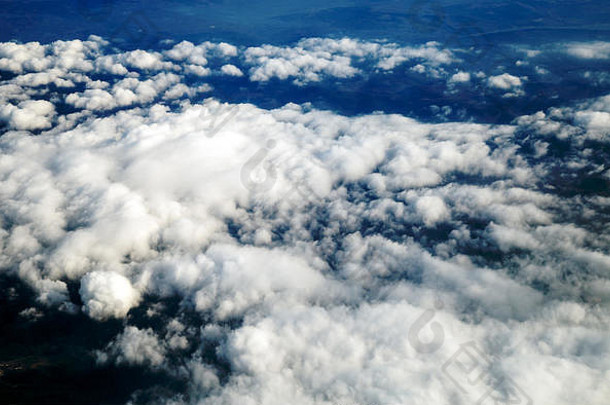视图美丽的天空云窗口飞机