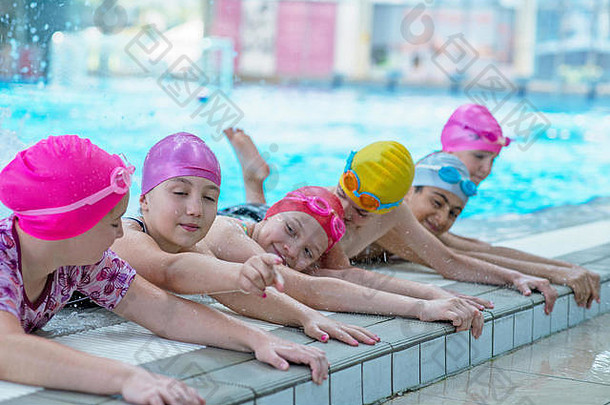 快乐孩子们游泳池年轻的成功的游泳者构成