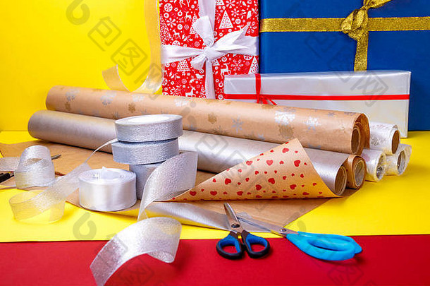 礼物包装盒子纸丝带剪刀颜色背景材料配件包装礼物关闭