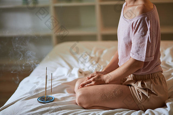 特写镜头照片女孩的身体享受坐着蜡烛首页平静早....实践瑜伽爱好烟棒