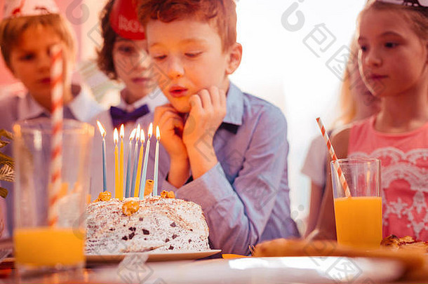 集中红发男孩吹蜡烛蛋糕