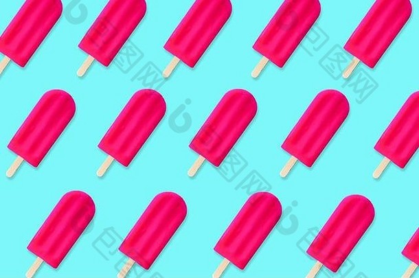 色彩斑斓的夏天模式大胆的粉红色的冰棍柔和的蓝色的背景前视图