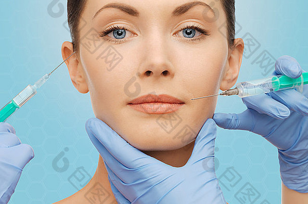 女人脸外科医生手注射器