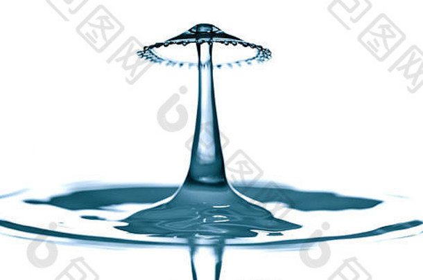 飞溅皇冠波及蓝色的液体水表面水飞溅皇冠反射
