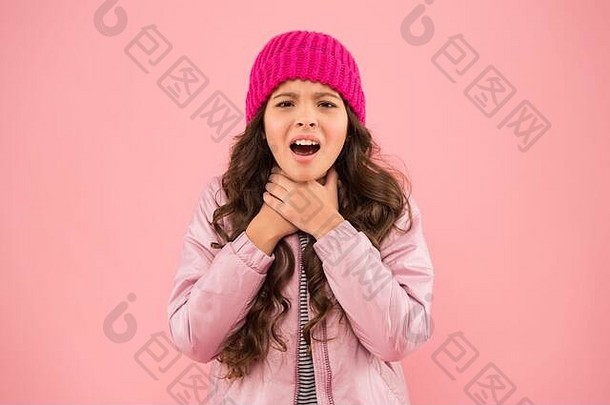 痛喉咙冷气候天气快乐女孩粉红色的背景孩子河豚夹克针织他冬天购物衣服温暖的冬天准备好了冷冬天流感